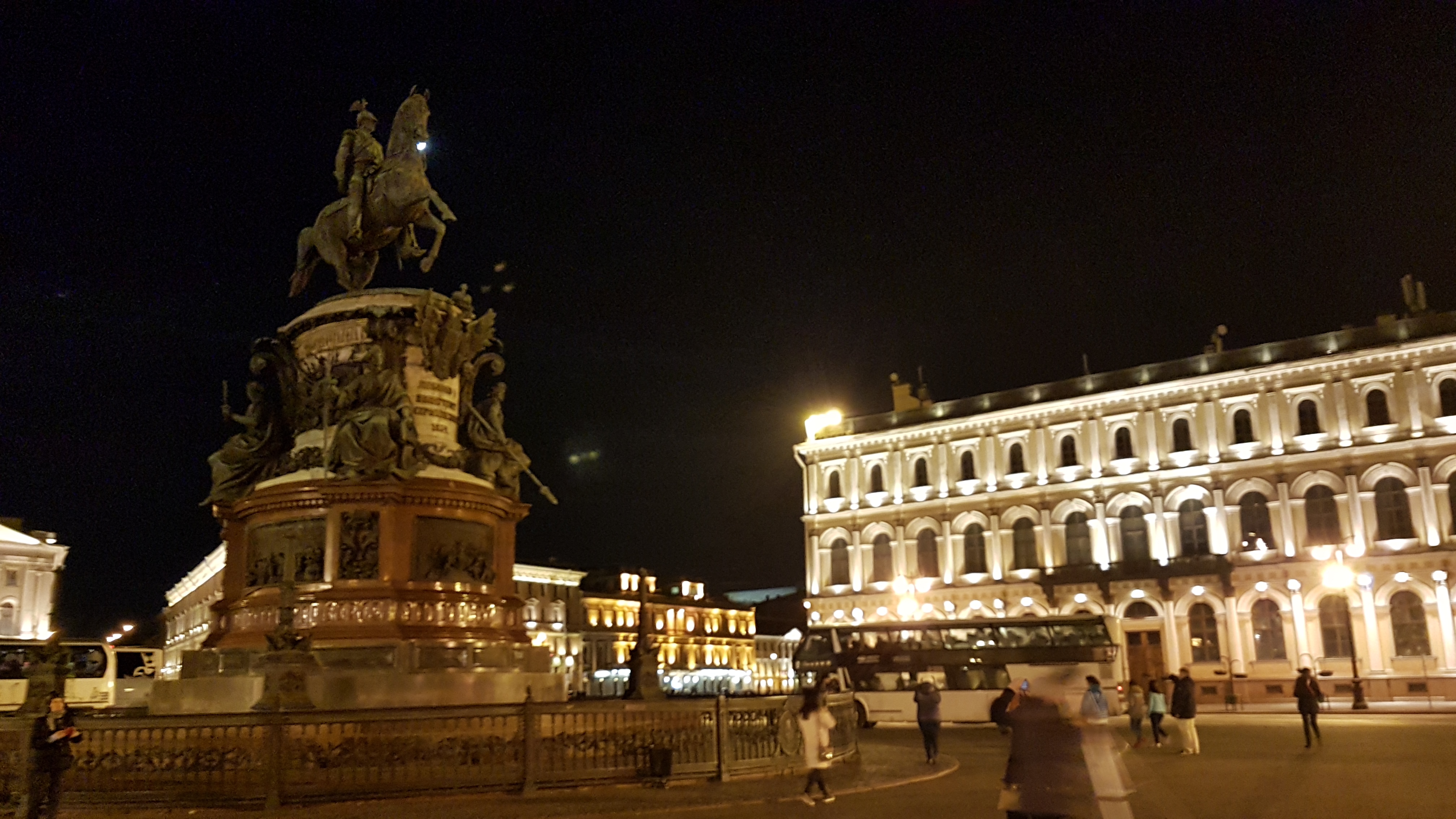 plaza-san-isaac-estatua-ecuestre-nicolas